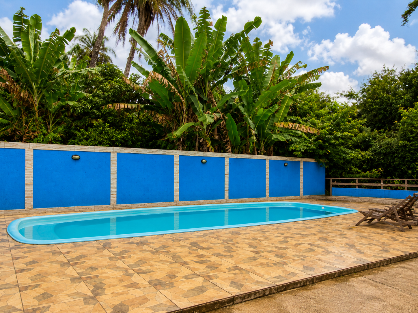Piscina e área externa da pousada